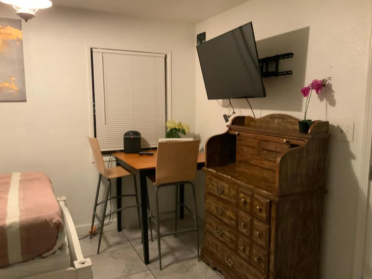 The Yellow Penthouse Llc Las Vegas Homestay