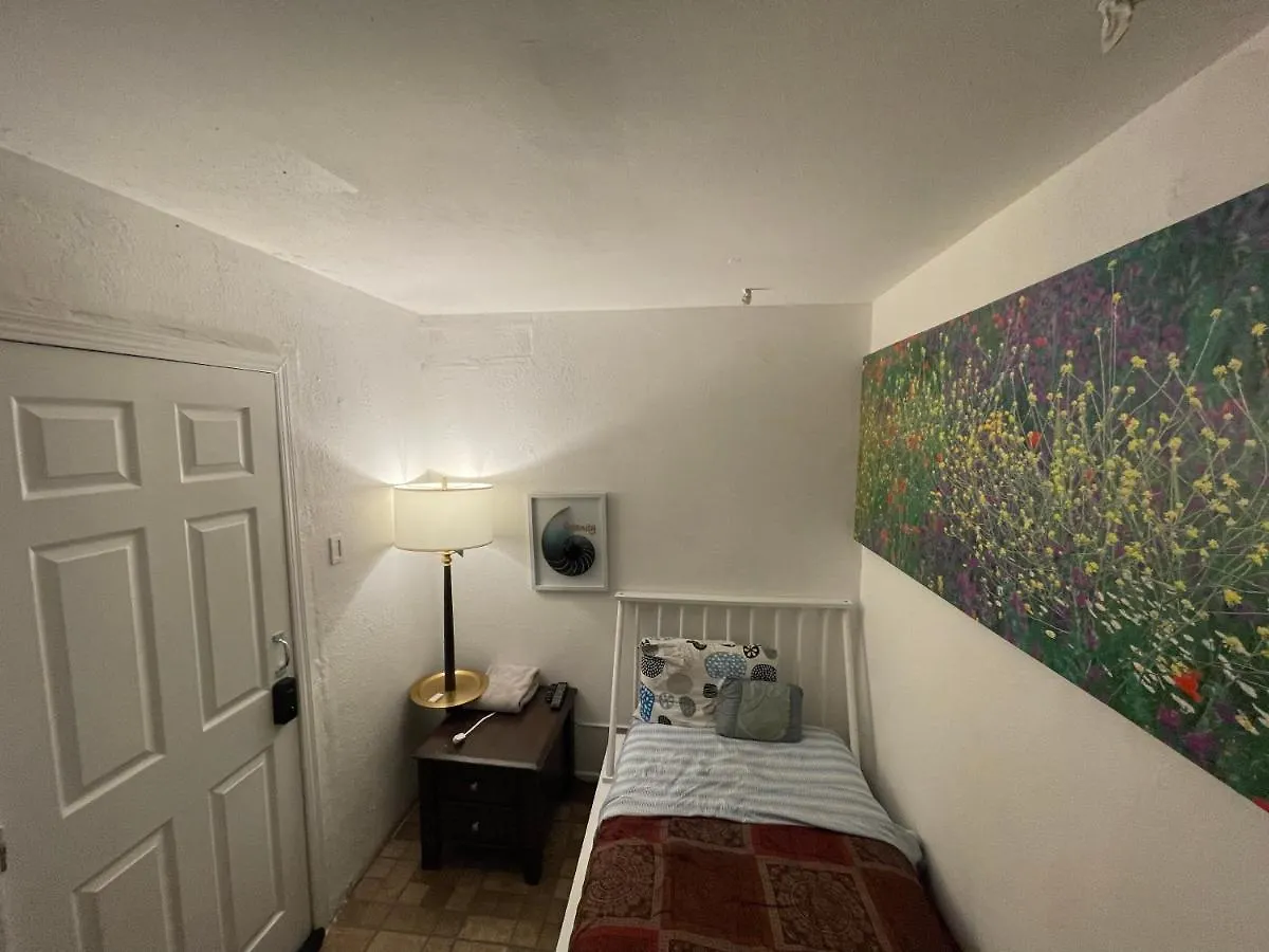 Homestay The Yellow Penthouse Llc Las Vegas