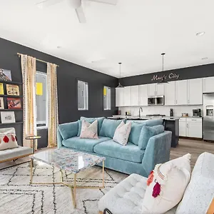 Vibrant Designer House With Roof Deck & Garage Near Dt Nashville
